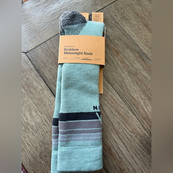 Burton Other - NWT Burton petrol green women’s emblem mid weight socks